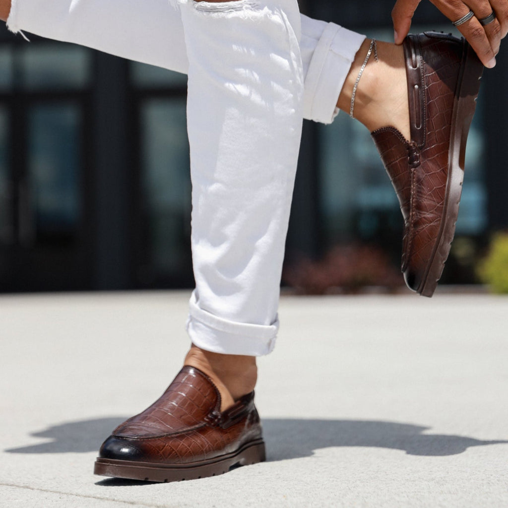 حذاء رياضي منخفض من الجلد الفينيسي مقاس 28 