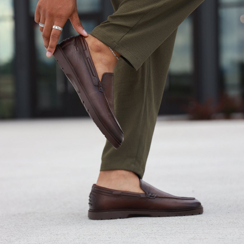 حذاء رياضي منخفض من الجلد الفينيسي مقاس 28 